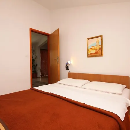 Starigrad 6585a